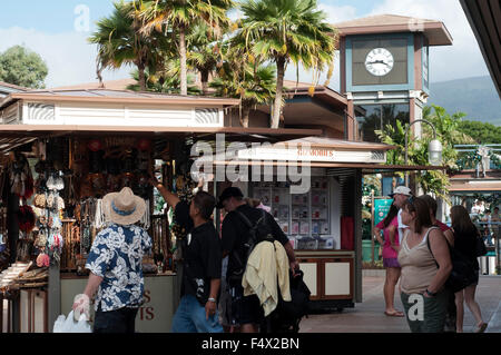 Vista guardando in Whaler's Village Shopping Mall. Il Whalers Village shopping centre a Kaanapali Beach sull'isola di Maui nello stato delle Hawaii USA Foto Stock