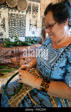 Vecchia donna fare artigianato in Centro Culturale Polinesiano. Di O'ahu. Hawaii. Hawaii Isole Hawaii Oahu Centro Culturale Polinesiano Sam Foto Stock