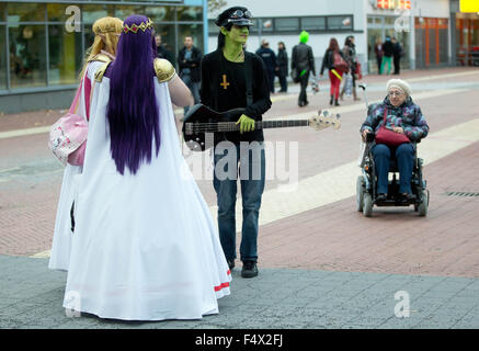 Berlino, Germania. 23 Ott, 2015. Vestito fino ai visitatori di andare a 8 Mega Manga a Berlino, Germania, 23 ottobre 2015. Foto: JOERG CARSTENSEN/DPA/Alamy Live News Foto Stock