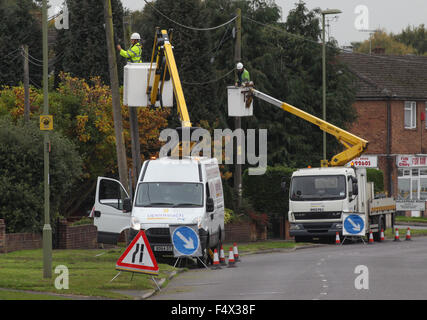 BT Openreach ingegneri aggiornamento linee telefoniche su pali telefonici Foto Stock