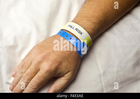 Paziente in ospedale con rischio di caduta bracciale sul polso. Foto Stock