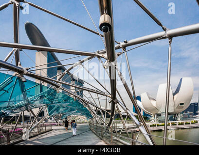 Singapore, Marina Bay Sans e l'arte del Museo della Scienza vista dal ponte di Helix Foto Stock