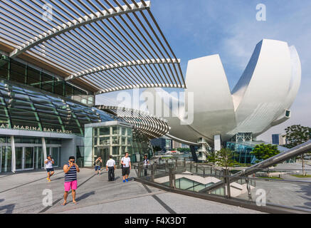 A Singapore, in vista dello stato della tecnica il Museo della Scienza e l'ingresso al Shoppes at Marina Bay Sands Foto Stock
