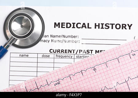 Anamnesi medica del paziente con l'elettrocardiografo e stetoscopio. Foto Stock