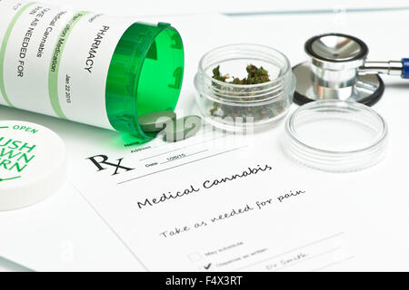 La marijuana medica prescrizione con bottiglia e stetoscopio. Documento, etichetta sono fittizi. Foto Stock