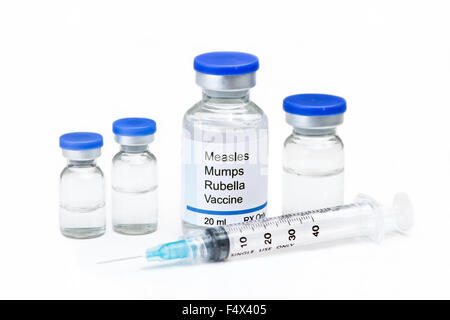 Morbillo, rosolia e parotite, virus vaccino e fiale siringa su sfondo bianco. Foto Stock