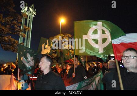 Gdansk, Polonia 23rd, Ott. 2015 anti-immigrati e anti-musulmani marzo svoltasi a Danzica. Estrema destra attivisti da ONR e Mlodziez Wszechpolska organizzazioni gridato slogan razzista e tenere le torce Credito: Michal Fludra/Alamy Live News Foto Stock