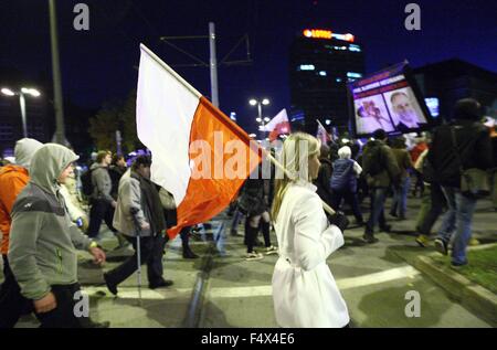 Gdansk, Polonia 23rd, Ott. 2015 anti-immigrati e anti-musulmani marzo svoltasi a Danzica. Estrema destra attivisti da ONR e Mlodziez Wszechpolska organizzazioni gridato slogan razzista e tenere le torce Credito: Michal Fludra/Alamy Live News Foto Stock