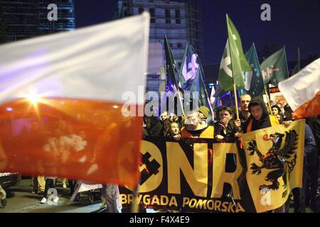 Gdansk, Polonia 23rd, Ott. 2015 anti-immigrati e anti-musulmani marzo svoltasi a Danzica. Estrema destra attivisti da ONR e Mlodziez Wszechpolska organizzazioni gridato slogan razzista e tenere le torce Credito: Michal Fludra/Alamy Live News Foto Stock