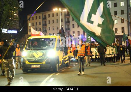 Gdansk, Polonia 23rd, Ott. 2015 anti-immigrati e anti-musulmani marzo svoltasi a Danzica. Estrema destra attivisti da ONR e Mlodziez Wszechpolska organizzazioni gridato slogan razzista e tenere le torce Credito: Michal Fludra/Alamy Live News Foto Stock