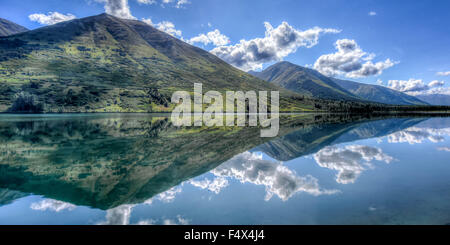 Alaskan montagne lungo la Seward Highway in estate | Parte del Chugach Mountain Range riflettente nel Vertice Lago / Penisola di Kenai Foto Stock