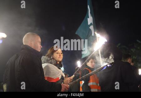 Gdansk, Polonia 23rd, Ott. 2015 anti-immigrati e anti-musulmani marzo svoltasi a Danzica. Estrema destra attivisti da ONR e Mlodziez Wszechpolska organizzazioni gridato slogan razzista e tenere le torce Credito: Michal Fludra/Alamy Live News Foto Stock