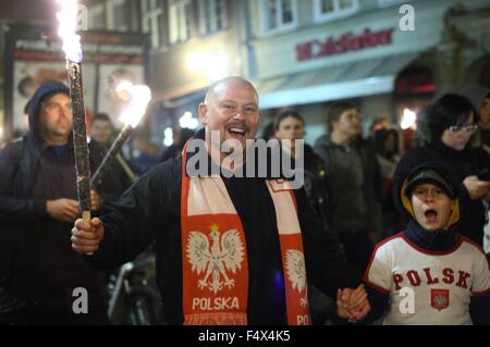 Gdansk, Polonia 23rd, Ott. 2015 anti-immigrati e anti-musulmani marzo svoltasi a Danzica. Estrema destra attivisti da ONR e Mlodziez Wszechpolska organizzazioni gridato slogan razzista e tenere le torce Credito: Michal Fludra/Alamy Live News Foto Stock