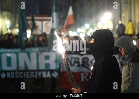 Gdansk, Polonia 23rd, Ott. 2015 anti-immigrati e anti-musulmani marzo svoltasi a Danzica. Estrema destra attivisti da ONR e Mlodziez Wszechpolska organizzazioni gridato slogan razzista e tenere le torce Credito: Michal Fludra/Alamy Live News Foto Stock