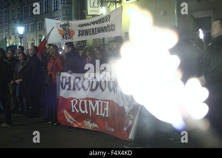 Gdansk, Polonia 23rd, Ott. 2015 anti-immigrati e anti-musulmani marzo svoltasi a Danzica. Estrema destra attivisti da ONR e Mlodziez Wszechpolska organizzazioni gridato slogan razzista e tenere le torce Credito: Michal Fludra/Alamy Live News Foto Stock