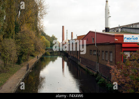 L'industria accanto al Grand Union Canal, Leicester, Leicestershire, England, Regno Unito Foto Stock
