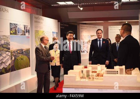 Manchester, Gran Bretagna. 23 Ott, 2015. Il presidente cinese Xi Jinping (2a L, anteriore), accompagnata dal Primo ministro britannico David Cameron (2a R, anteriore), visite una mostra all'aeroporto città di Manchester, Gran Bretagna, Ott. 23, 2015. © Zhang Duo/Xinhua/Alamy Live News Foto Stock