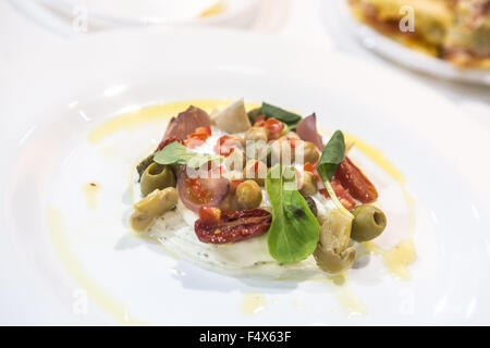 Milano, Italia. 23 Ott, 2015. host, il salone internazionale dell'ospitalità. Insalata con formaggio, oilve, pomodoro secco Foto Stock