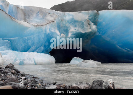 Entrata ad un blu grotta di ghiaccio su una crociera in Alaska escursione Escursione al ghiacciaio di Davidson vicino a Skagway Alaska | passaggio interno - Lynn Canal - Haines AK Foto Stock