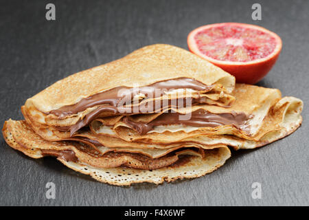 Crepes o blinis con crema di cioccolata e arancio Foto Stock
