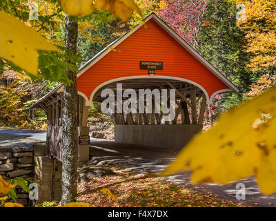 Ingresso al rosso ponte coperto in Fanconia New Hampshire durante la stagione autunnale Foto Stock