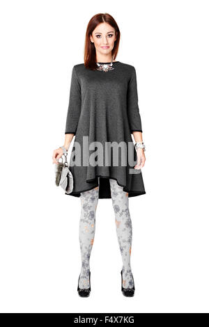 Studio shot della donna in piedi con la borsa della frizione. Isolato su bianco. Foto Stock