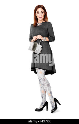 Lunghezza completa studio ritratto di donna con frizione bad isolati su sfondo bianco. Foto Stock