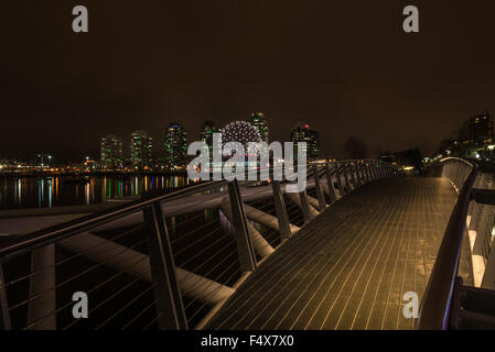 Vancouver a notte - Vista da False Creek di Telus mondo della scienza, edifici di appartamenti e di False Creek Bridge Foto Stock