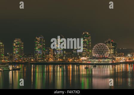 Vista dell'Est dal ponte Cambie, Vancouver edifici con luci verdi, il mondo della scienza & Main St zona di notte Foto Stock