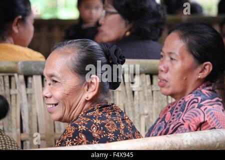 TANA TORAJA, Indonesia - 3 Luglio 2012: Senior Indonesian donna sorridente ad una cerimonia funebre in Tana Toraja Foto Stock