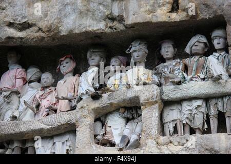 TANA TORAJA, Indonesia - 3 Luglio 2012: Chiusura del luogo di sepoltura di Suaya, con tradizionali Tau tau, statue in legno Foto Stock