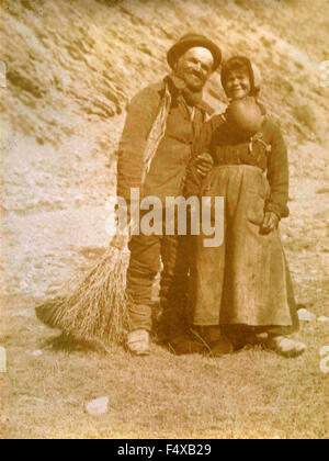 Una contadina con un enorme cisti con suo marito Foto Stock