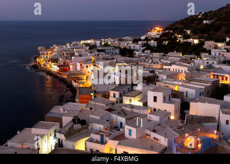 Vista di Mandraki Village, 'capitale' dell'isola di Nissiros isola vulcanica, dalle scale che portano a Panagia Spiliani Monastero, Grecia. Foto Stock