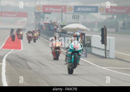 Dal Circuito di Sepang, in Malesia. 23 Ott, 2015. Il pilota malese Hafizh Syahrin tira un'impennata durante le sessioni di prove libere in corrispondenza dello scafo della Malaysia Motorcycle Grand Prix al Sepang International Circuit Credit: Tom Morgan/Alamy Live News Foto Stock