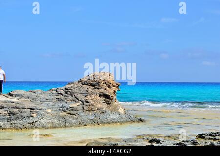 Rocce e Spiaggia di Marsa Matrouh, Egitto Foto Stock