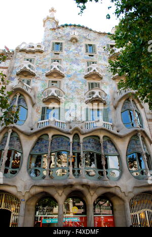 La facciata della casa Casa Batllo (casa di ossa) nel centro di Barcellona è uno di Antoni Gaudí i capolavori del. Foto Stock