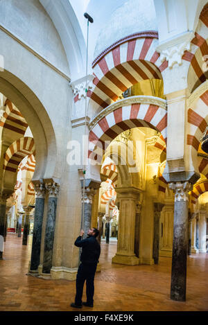 Cordoba, 18 dicembre, 2013 Cleaner di lavoro all'interno della Mezquita di Cordova. Potete anche trovare lì la Cattedrale di Nostra Signora della Foto Stock