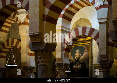 Cordoba, 18 dicembre, 2013 all'interno della Mezquita di Cordova o ora la Cattedrale di Nostra Signora dell'Assunzione. Immagini di Cristo Foto Stock