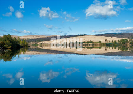 Simili a specchio riflessioni a Meadowbank Lago. Foto Stock