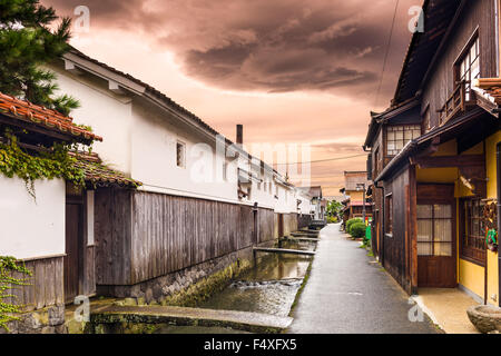 Kurayoshi, Tottori, Giappone magazzini e canali. Foto Stock