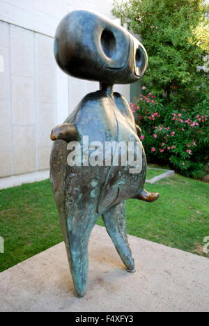 Joan Miro statua Personnage (Personaggio) presso il Museo e la Fondazione Joan Miró di Barcellona. Lato destro. Foto Stock