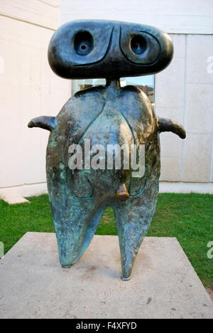 Joan Miro statua Personnage (Personaggio) presso il Museo e la Fondazione Joan Miró di Barcellona. Vista frontale. Foto Stock