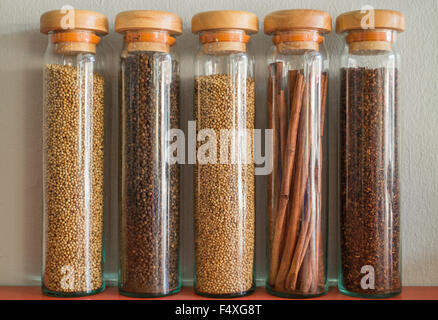 Assortimento di spezie in bottiglie di vetro, stock photo Foto Stock