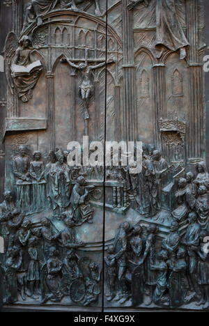 Il bassorilievo sulla porta del neo-gotica di Santa Maria la Real de La Almudena di Madrid in Spagna. Foto Stock