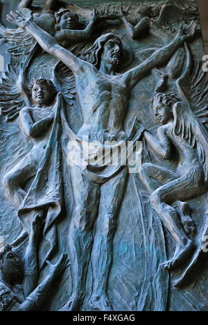Il bassorilievo sulla porta del neo-gotica di Santa Maria la Real de La Almudena di Madrid in Spagna. Foto Stock
