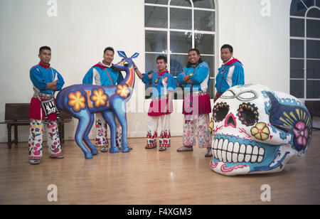 Hollywood, CALIFORNIA, STATI UNITI D'AMERICA. 23 Ott, 2015. Los Huicholes possedere per una foto durante un'intervista all'Hollywood Forever cimitero in Hollywood, la California il venerdì 23 ottobre 2015.ARMANDO ARORIZO Credito: Armando Arorizo/Prensa Internacional/ZUMA filo/Alamy Live News Foto Stock