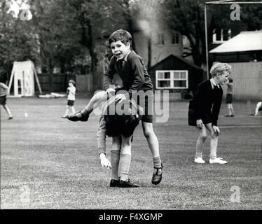 1968 - annoiato quando la sfera non è venuto il suo modo 7 anno vecchio Visconte Linley decide di avere un gioco veloce della rana di salto con uno del suo compagno. Figlio di Margaret e conte di Snowdon. © Keystone Pictures USA/ZUMAPRESS.com/Alamy Live News Foto Stock