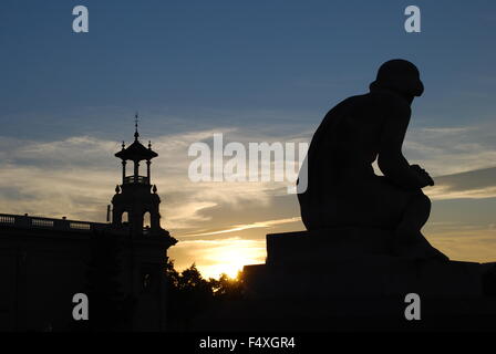 Tramonto al Museo Nazionale delle Arti di Catalogna a Barcellona. Torri e statue appaiono in silhouette contro il sole di setting. Foto Stock