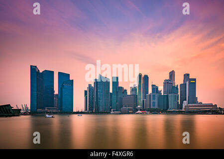 Lo skyline di Singapore presso il Marina Bay. Foto Stock