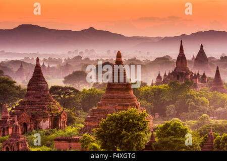 Bagan, Myanmar antichi templi al tramonto.